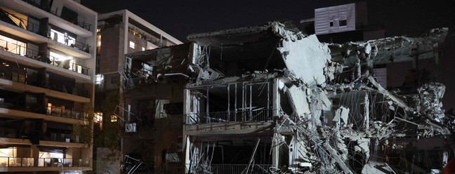 111398951-israeli-troops-and-first-responders-gather-in-front-of-a-building-hit-by-a-missile-fir Trump diz que responderá com 'força total' caso Irã ataque os EUA: 'Níveis nunca antes vistos'