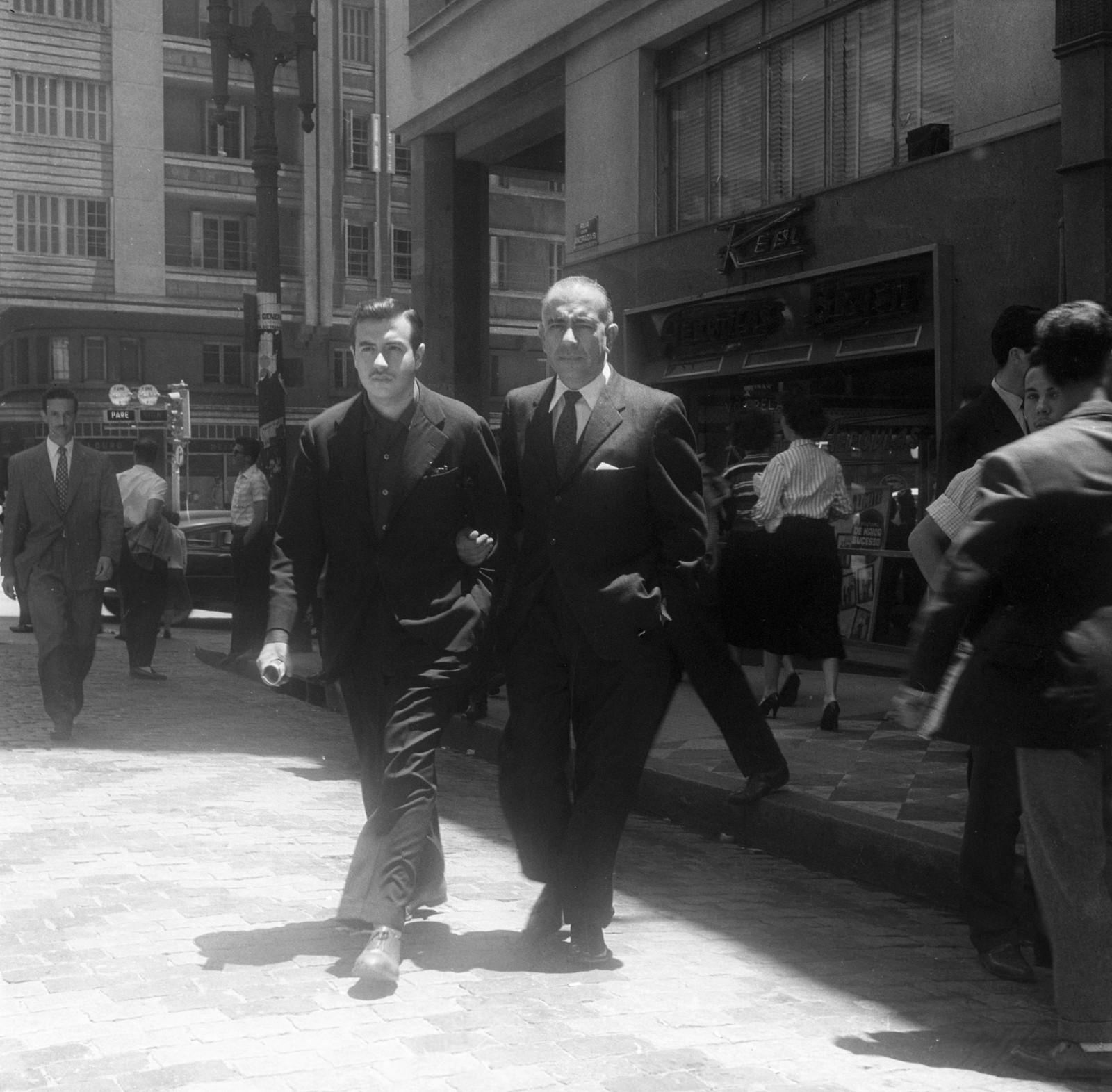 Erico Verissimo com Seu Filho Luis Fernando Verissimo, Na Rua da Praia, 1957 - Foto: Arquivo / Agência Globo