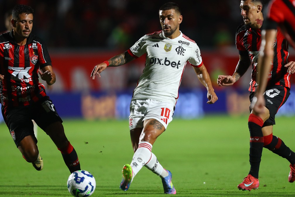 Arrascaeta, de biquinho, abriu o placar para o Flamengo — Foto: Gilvan de Souza/Flamengo