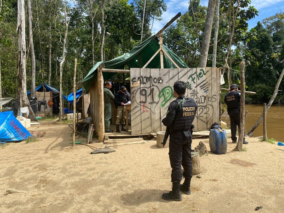 Policiais incineraram instalações utilizadas por garimpeiros na Terra Indígena Yanomami Divulgação — Foto:         