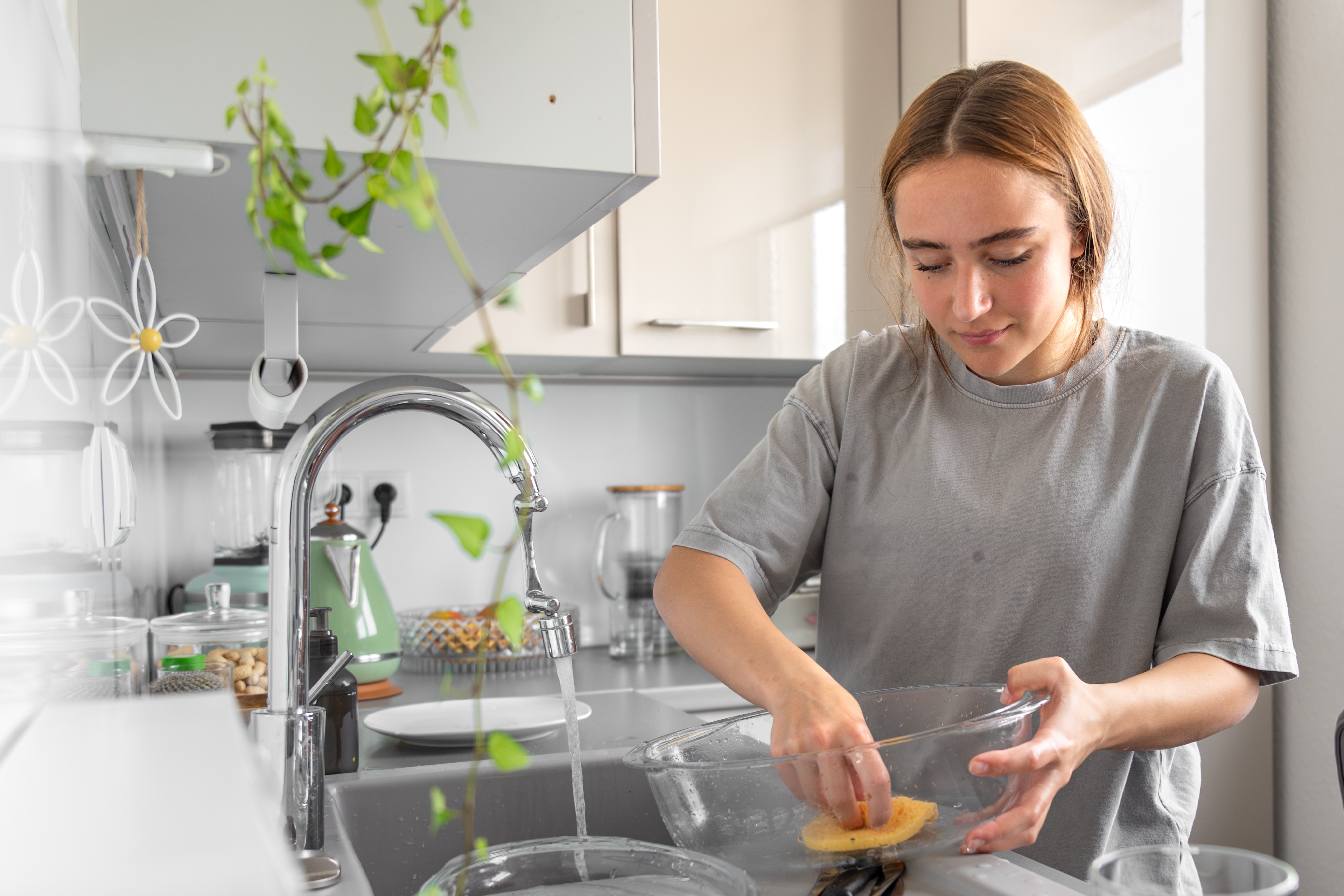 O que significa cozinhar e lavar a louça ao mesmo tempo? Veja o que diz a psicologia - QTU Questões do Universo