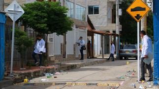 Os moradores, então, lincharam cinco venezuelanos, a quem atribuíram o crime — Foto: Jesus Rico / AFP