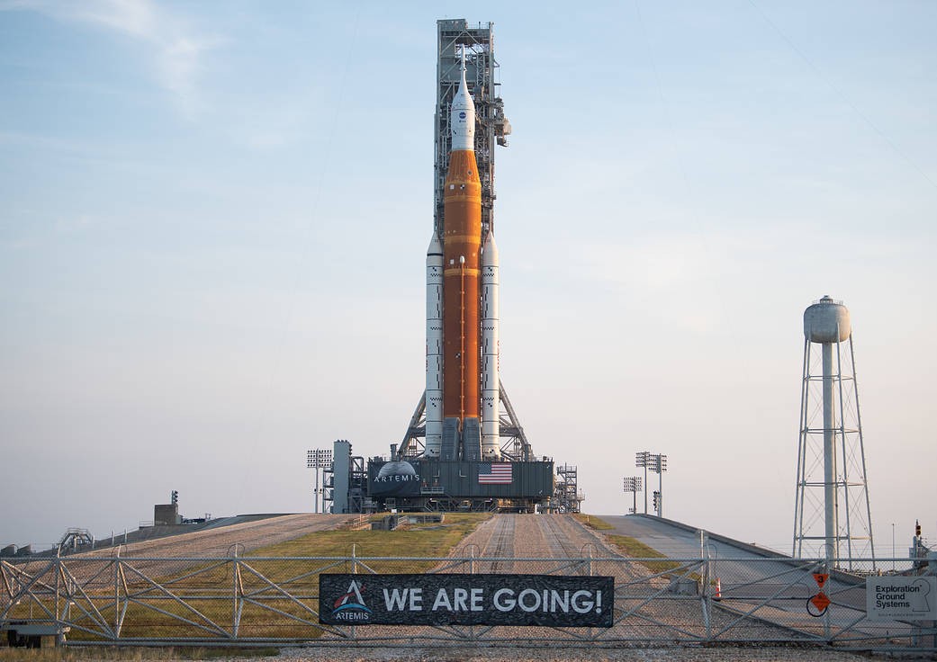 O foguete do Sistema de Lançamento Espacial (SLS) se prepara para o lançamento do Artemis I — Foto: Divulgação
