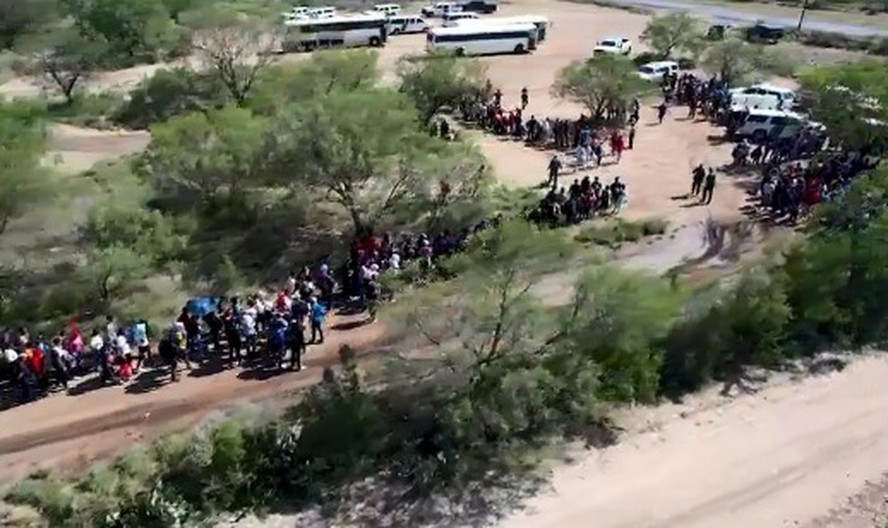 Imagens de drone mostram centenas de imigrantes entrando ilegalmente nos EUA