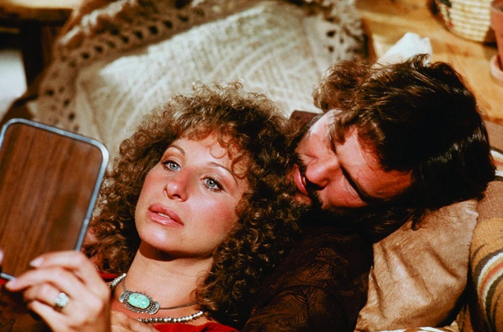 Barbra Streisand com Kris Kristofferson em 'Nasce uma estrela', de 1976 — Foto: Divulgação