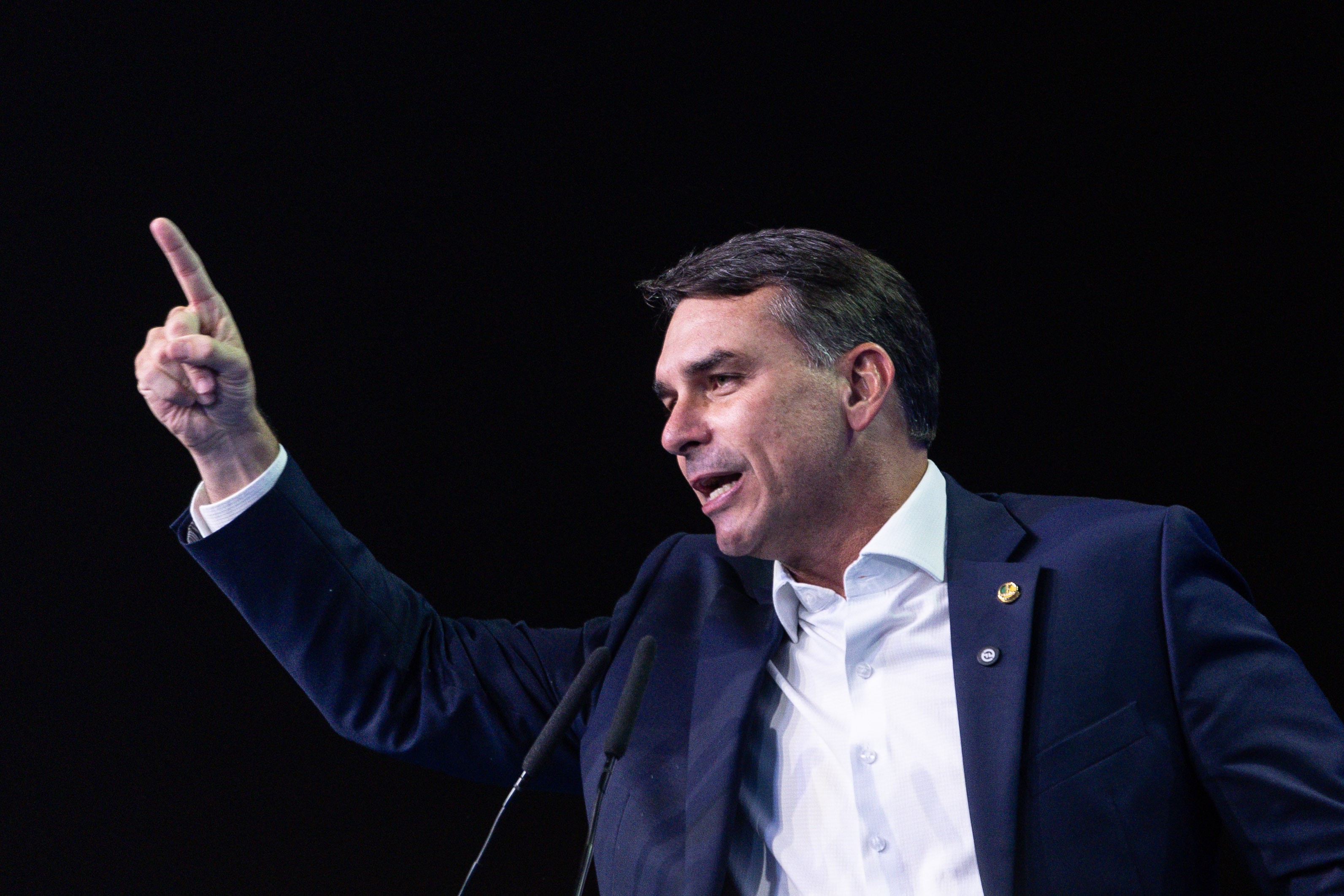 Com foco em segurança na campanha, Flávio Bolsonaro se dista