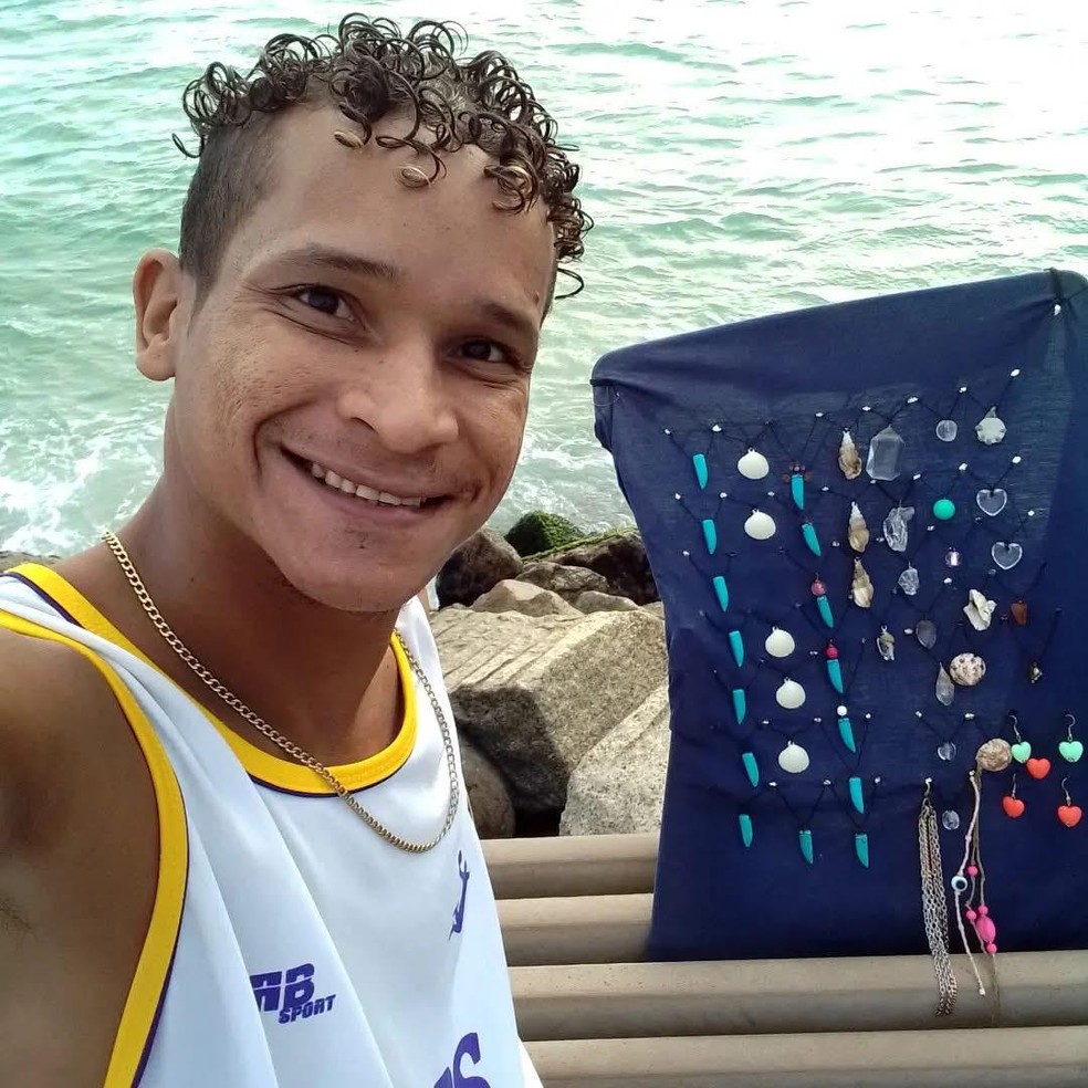 José Augusto, que morreu em uma cadeira na UPA da Cidade de Deus, trabalhava como garçon e vendia artesanato na orla — Foto: Álbum de família