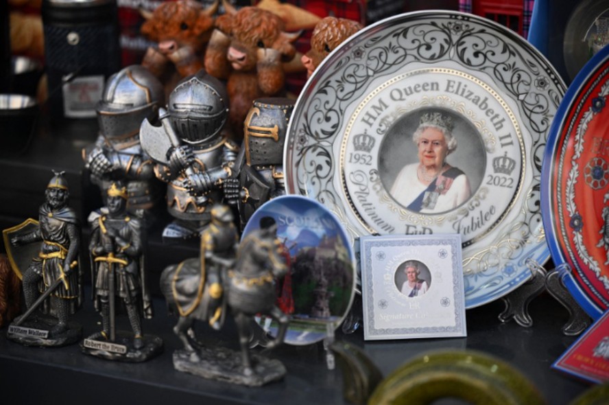 Souvenirs com a imagem da rainha Elizabeth II