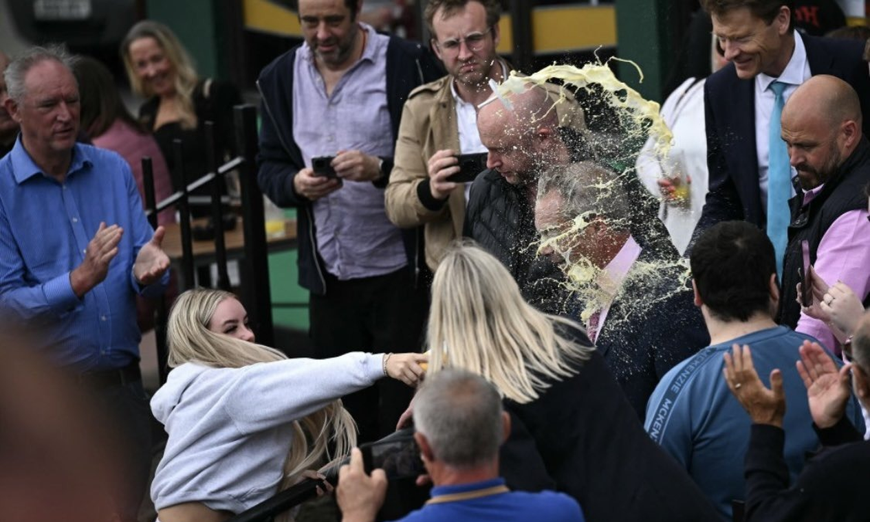 Um dia após anunciar candidatura no Reino Unido, 'pai do Brexit' é atacado com bebida jogada no rosto