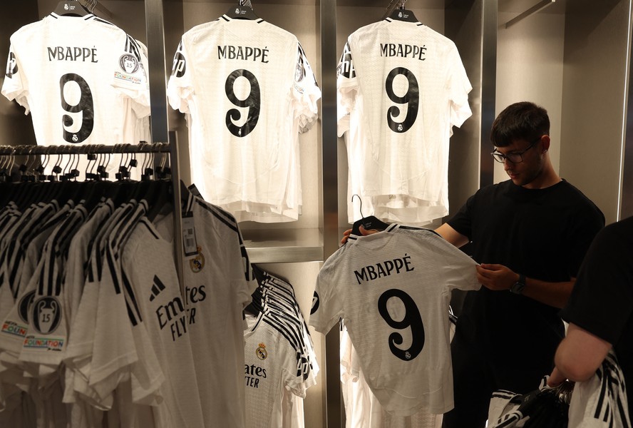 Em 1 dia de vendas camisa de Mbappe no Real Madrid chega a custar R 1 mil