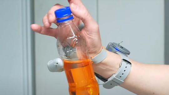 Cientistas de Cambridge desenvolvem prótese para mão com 3º polegar; veja vídeo