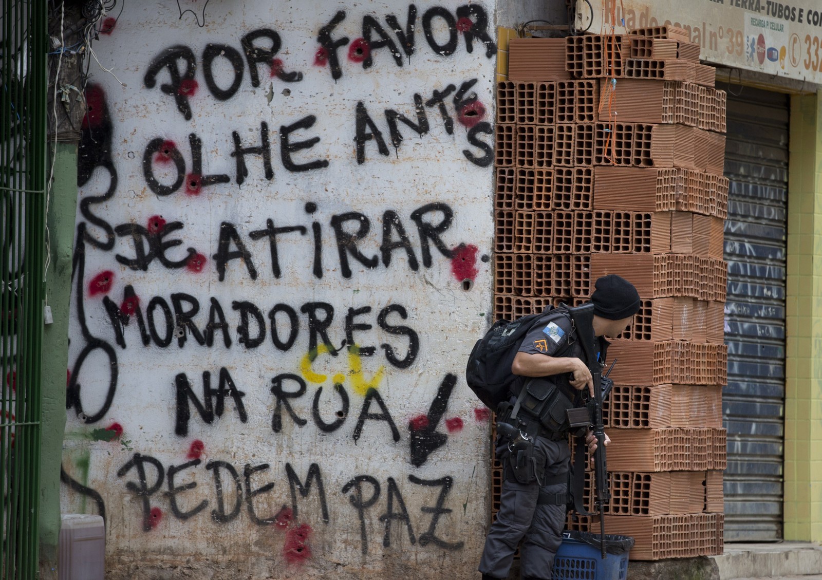 Um agente durante operação das forças de segurança na comunidade na Rocinha — Foto: Marcia Foletto / Agência Globo