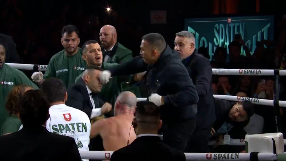Werdum (de moletom preto e luva branca) atinge filho de Popó em briga após luta — Foto: Reprodução/Combate