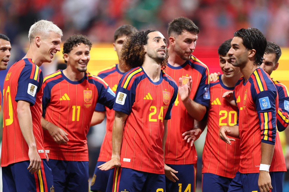 Seleção da Espanha comemora gol do lateral Cucurella — Foto: Florencia Tan Jun/Getty Images/AFP