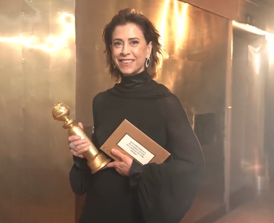 Perfil do Globo de Ouro postou foto de Fernanda Torres com pr&ecirc;mio de Melhor Atriz