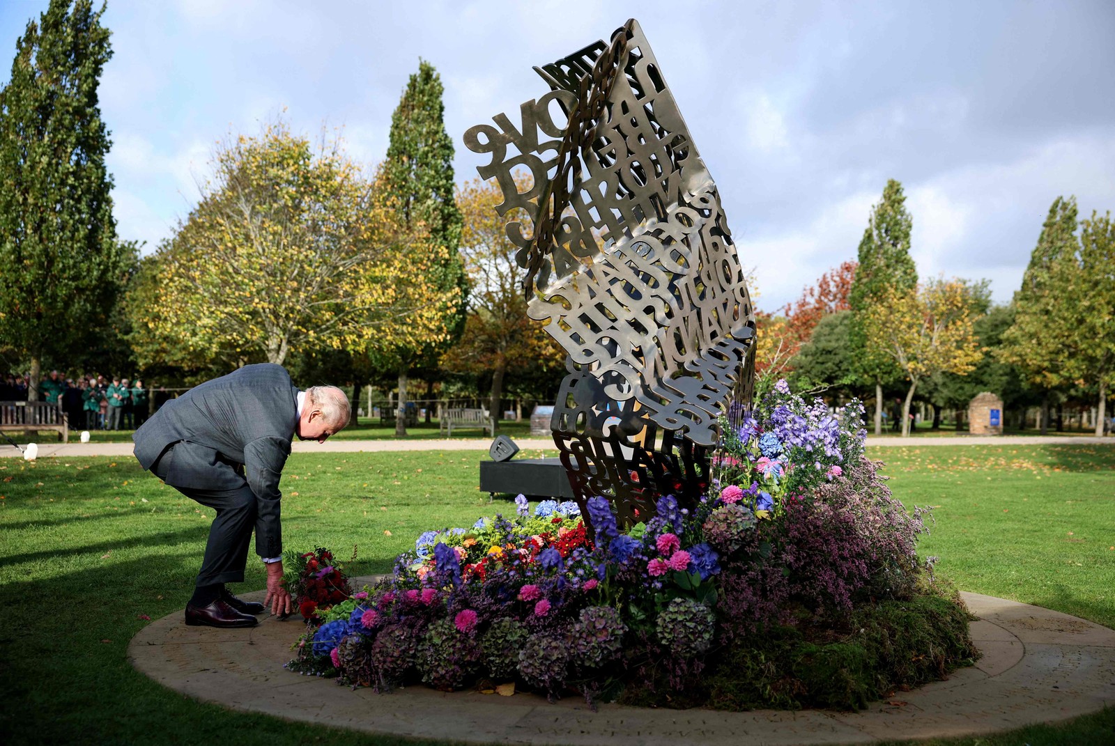 Charles III depositou uma coroa de flores no primeiro memorial do Reino Unido em homenagem à contribuição de militares LGBT+ que serviram nas forças armadas do país — Foto: Phil Nobel/AFP