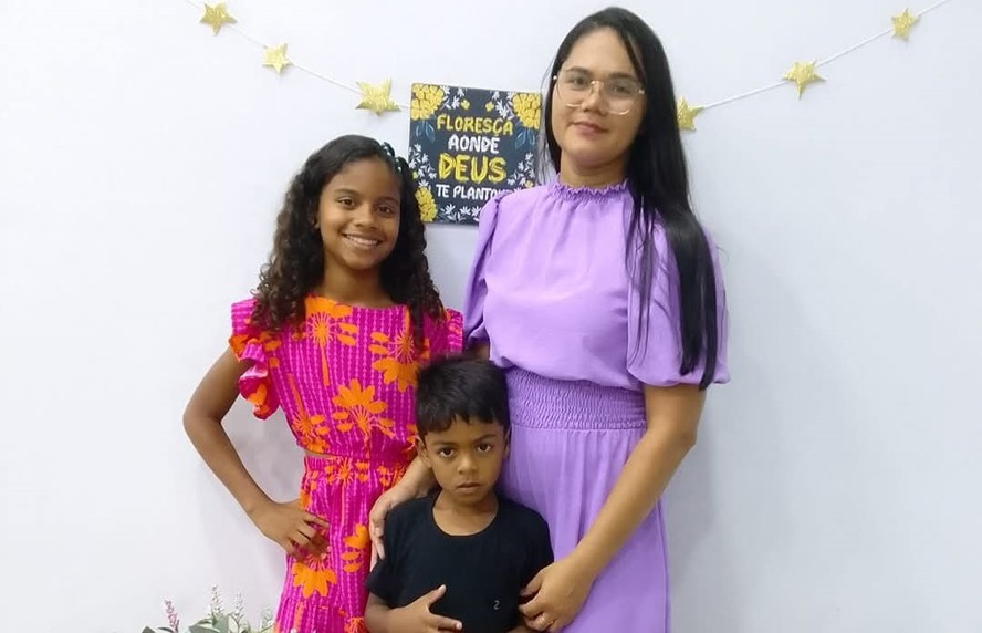 Mirian Lira, de 32 anos, com os filhos