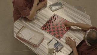 Detentos jogam xadrez em prisão de segurança máxima, nos EUA — Foto: Reprodução
