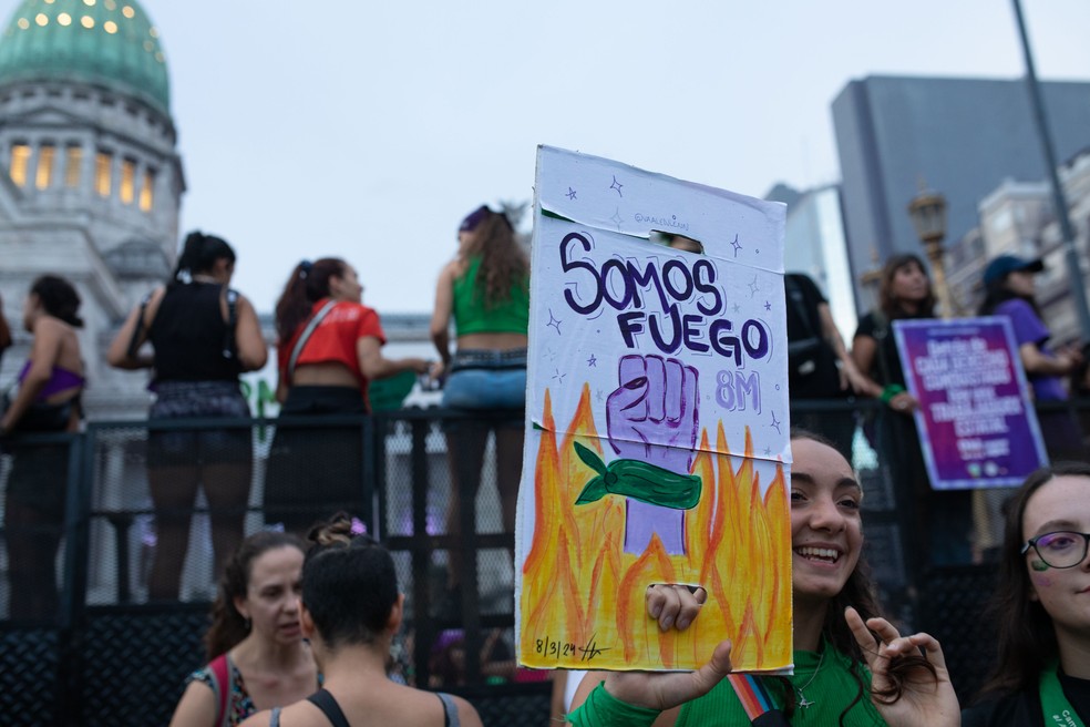 Manifestante participa de ato pelo Dia Internacional da Mulher em Buenos Aires, após aliados de Javier Milei apresentarem projeto para revogar a legalização do aborto — Foto: Patricia Monteiro/Bloomberg