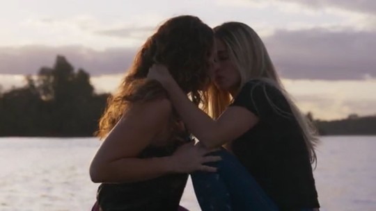 ‘Justiça 2’: Marina Lima, Zélia Duncan e ex de Marielle celebram 'beijaço' de Paolla Oliveira e Nanda Costa; veja cena