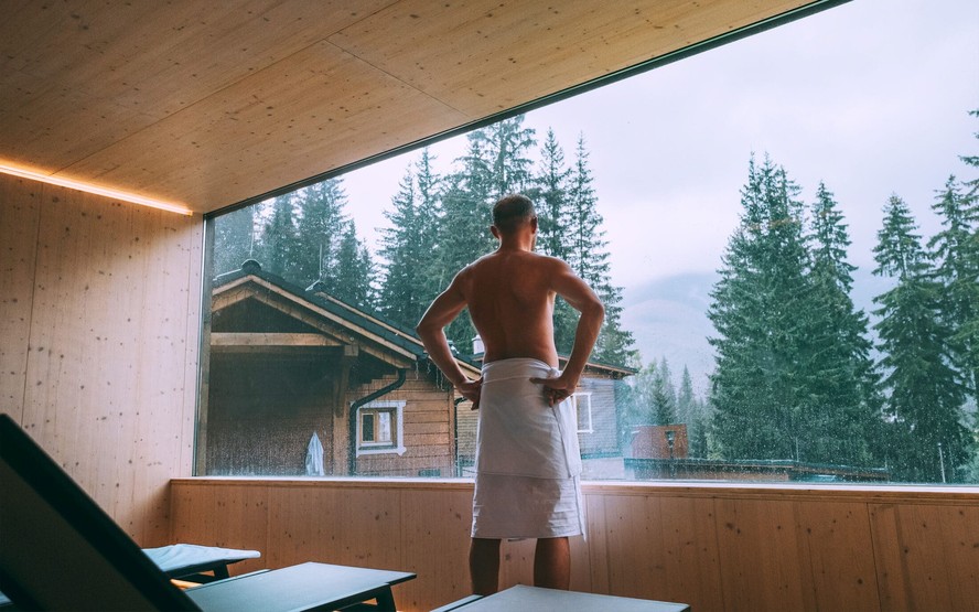 Frequentador em sauna finlandesa