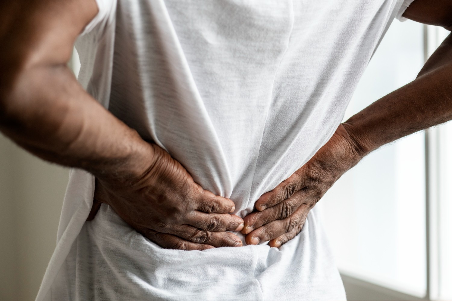Cirurgia de coluna a laser trata hérnia sem cortes