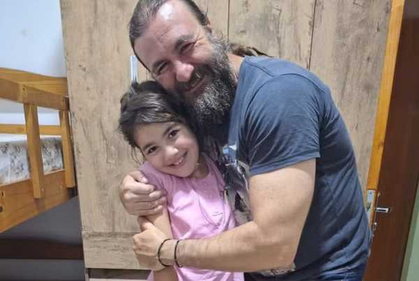 Menina encontrada mais de um ano após desaparecer: 'Sente saudade de tudo',  diz pai sobre primeiros dias ao lado da filha