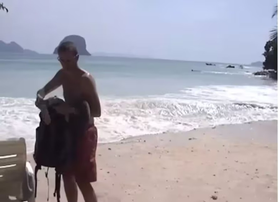 O momento em que Julián tira seus pertences da praia e foge em busca de um lugar para se abrigar