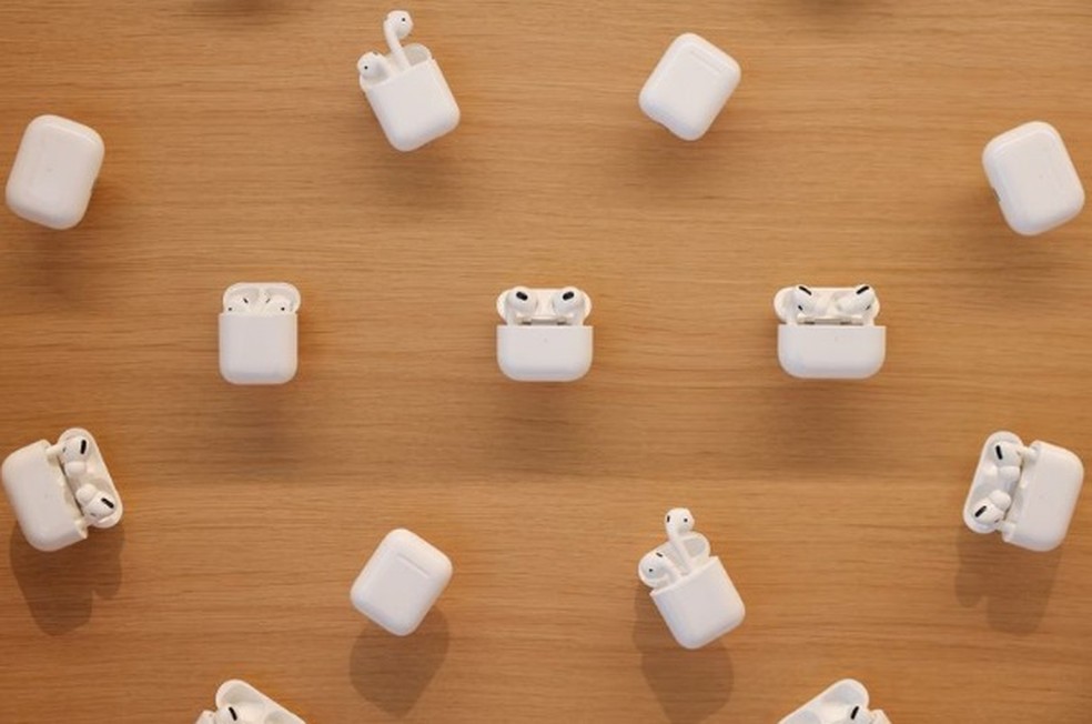 AirPods em exibição em uma loja da Apple — Foto: Hollie Adams/Bloomberg