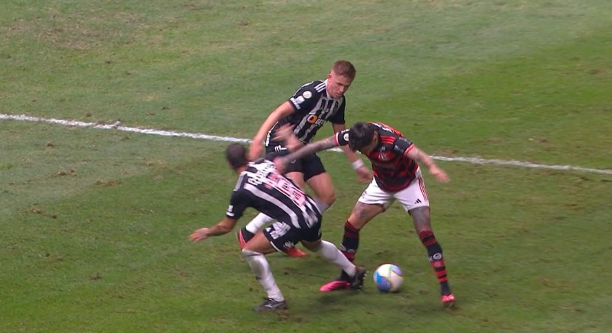 CBF divulga áudio do VAR em pênalti não marcado para Flamengo