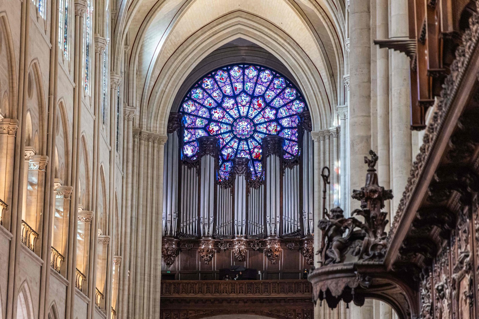 Rosácea, ornamento muito utilizado em catedrais durante o período gótico — Foto: PETIT TESSON / POOL / AFP