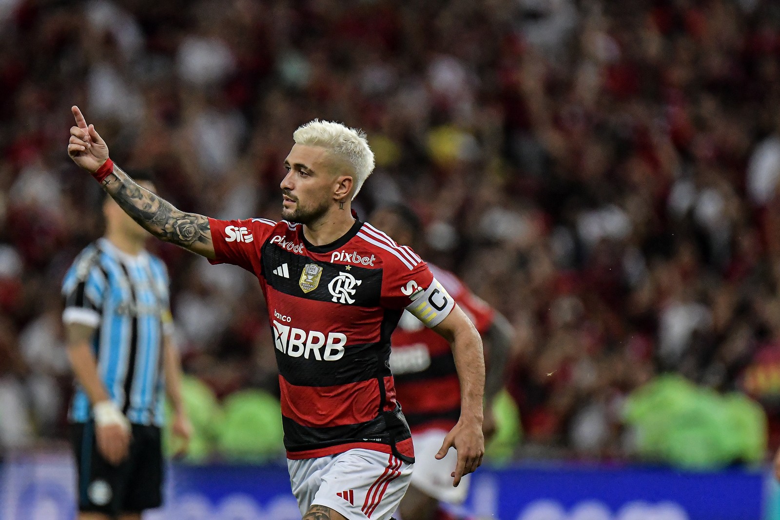Arrascaeta comemora seu gol durante partida do Flamengo contra o Grêmio no Maracanã pela Copa do Brasil — Foto: Thiago Ribeiro/AGIF