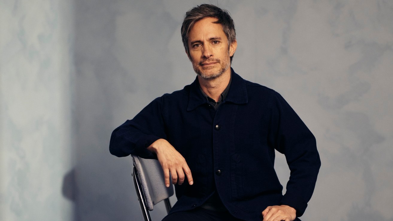 Gael García Bernal dirige novo filme com participação de Débora Nascimento e elogia telenovelas: 'Incrivelmente populares'