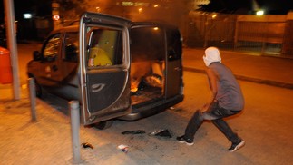 Manifestante incendeia carro de reportagem próximo à estação de metrô da Praça XI, no Rio, em 20 de junho de 2013. — Foto: Thiago Freitas / Agência O Globo
