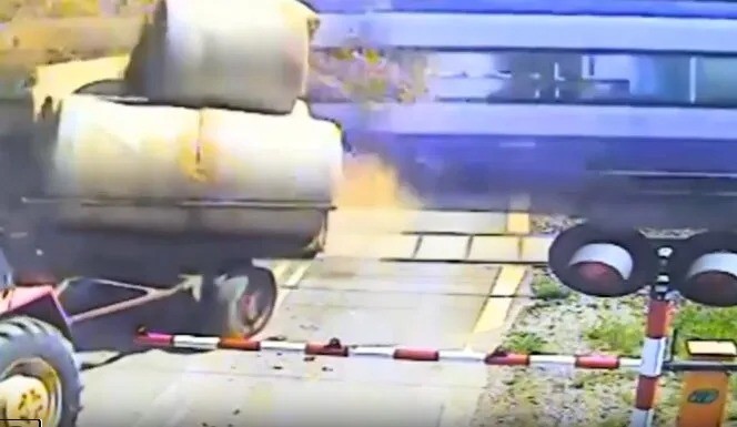 Trem atinge reboque carregado de feno após agricultor invadir trilhos na Polônia; vídeo - QTU Questões do Universo