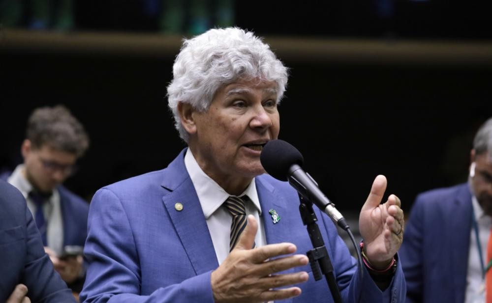 'Vendaval de extrema direita' deixará política mais medíocre, diz Chico Alencar