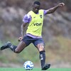 Bastos vinha treinando pelo Botafogo com uma proteção no joelho esquerdo - Vítor Silva