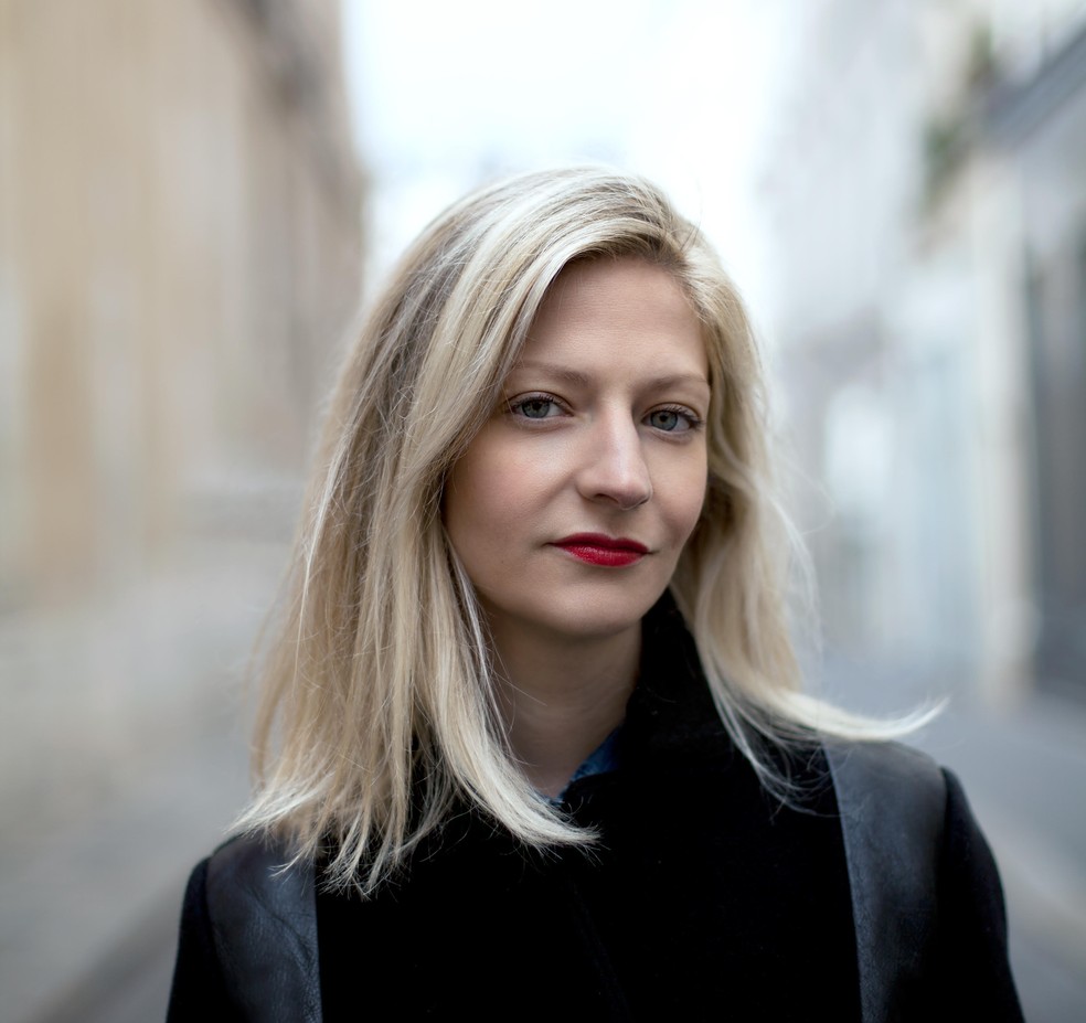 Autora de 'Flâneuse', a americana Lauren Ekin vive em Paris — Foto: Divulgação