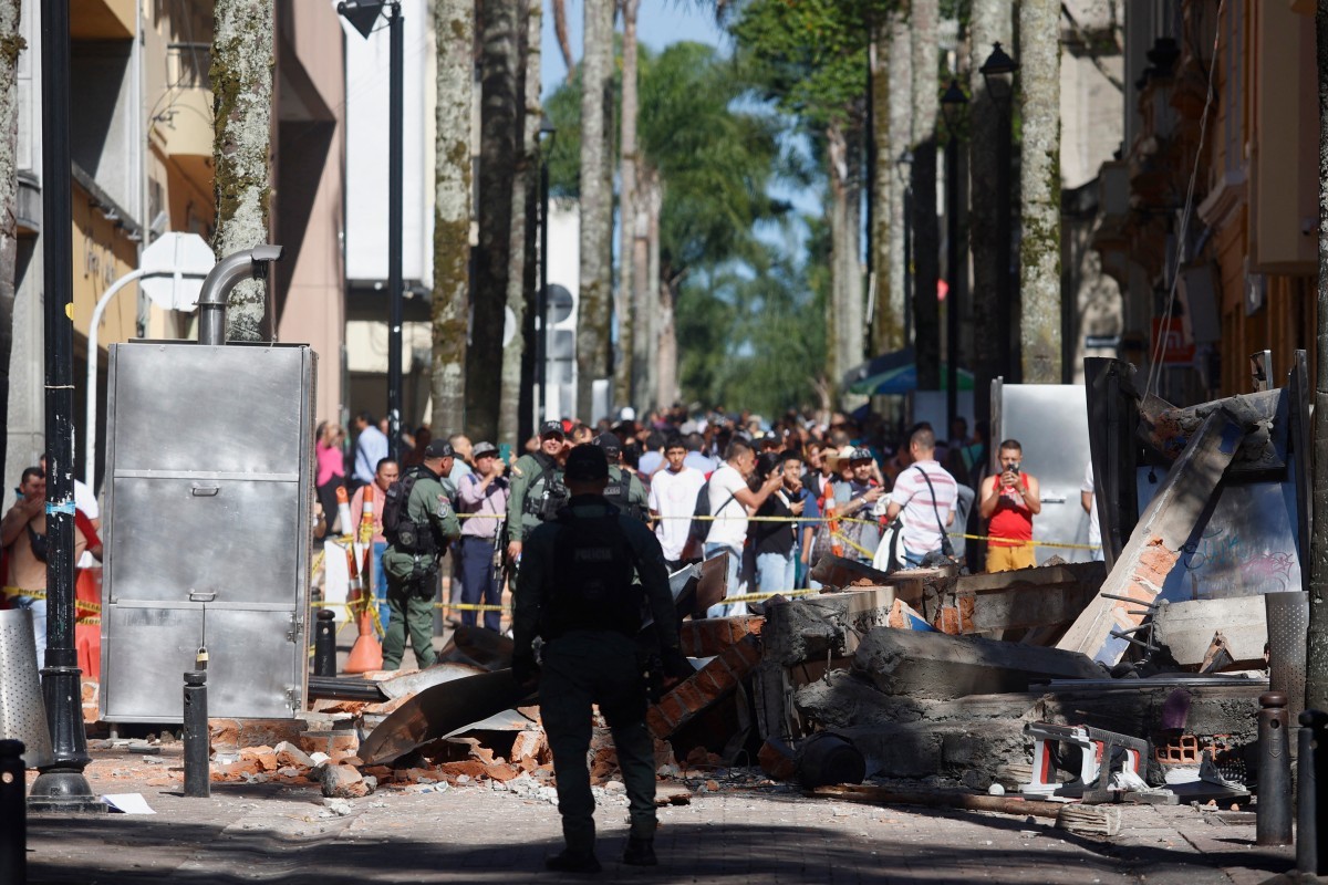 Rua de Manizales, no oeste da Colômbia, atingida por terremoto de magnitude 7,4 — Foto: JONH BONILLA/AFP