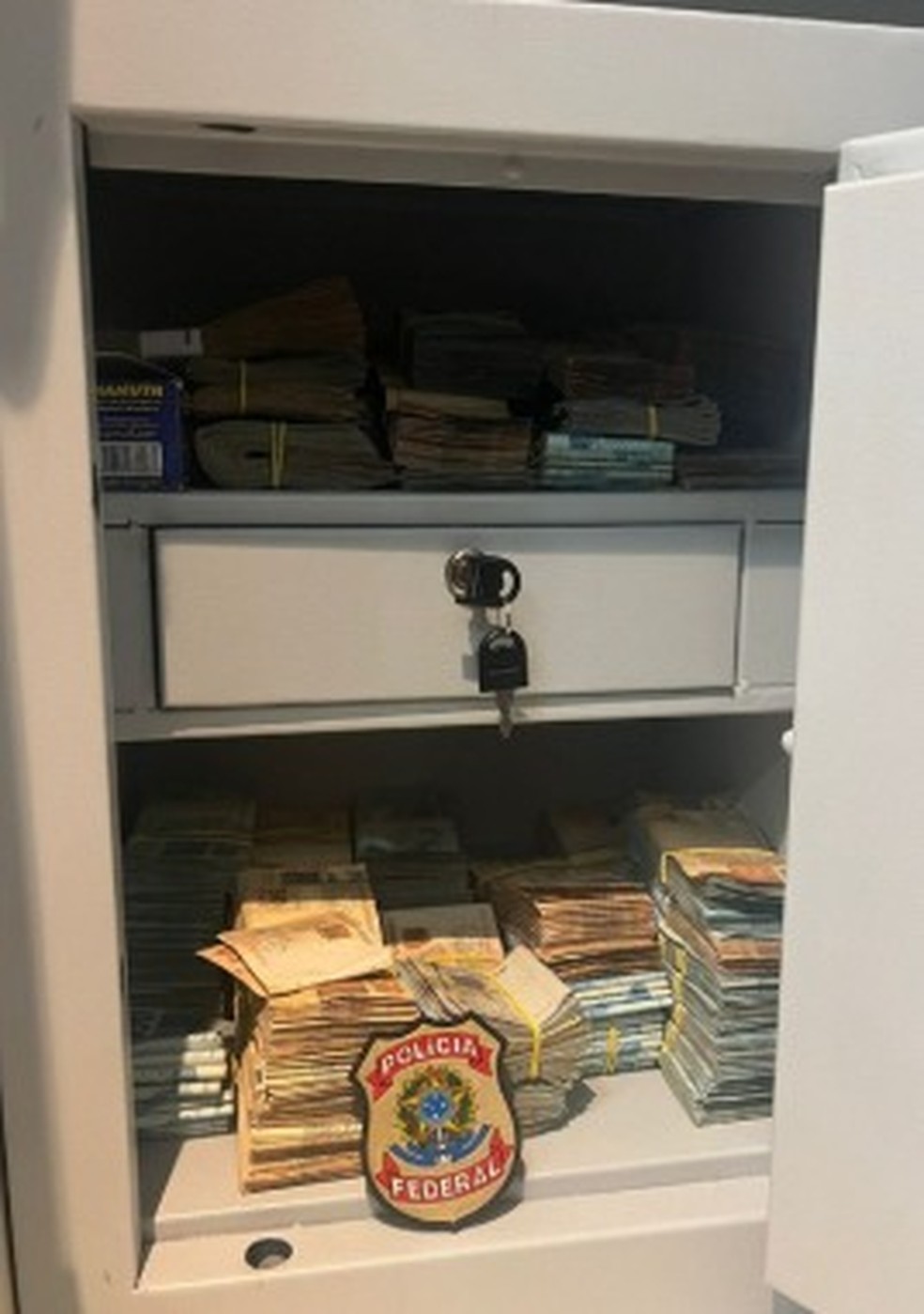 Cofre identificado por agentes da PF — Foto: Reprodução/ Polícia Federal
