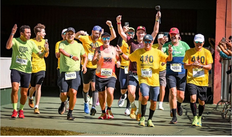 Nilson Lima e amigos, na 400ª maratona dele, em Uberlândia: festa — Foto: Arquivo pessoal