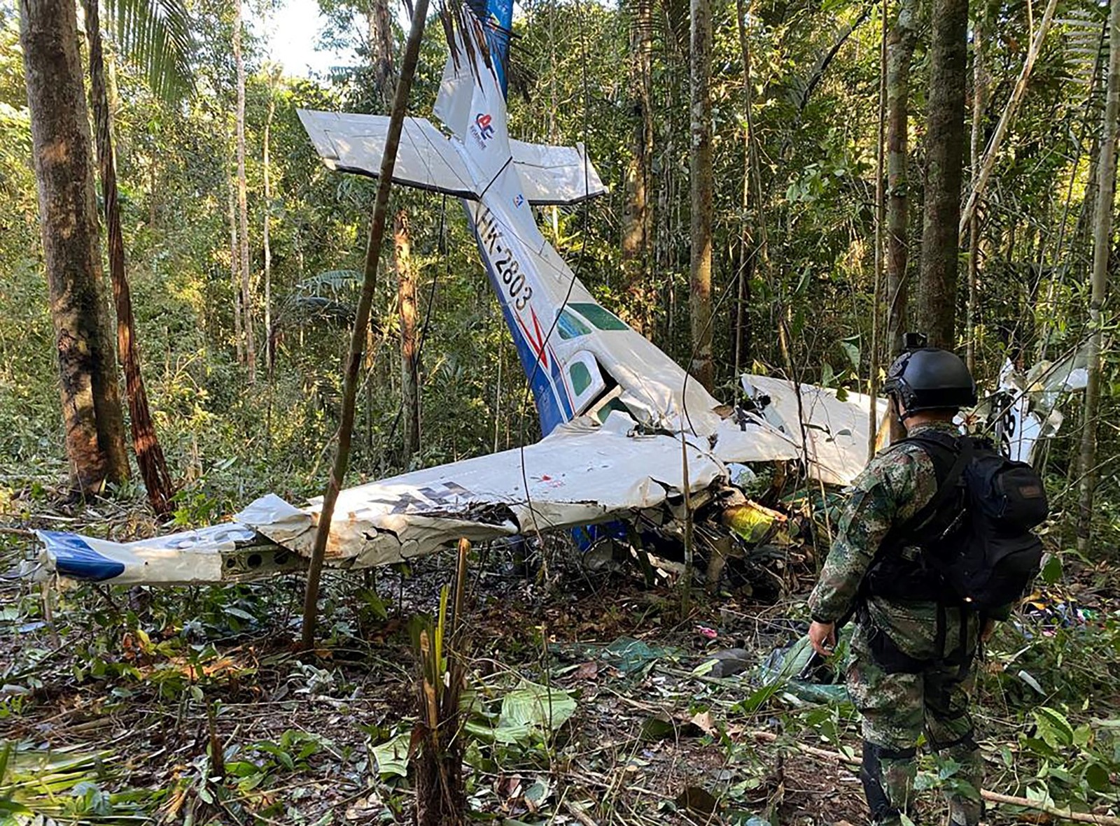 Avião que transportava crianças indígenas colombianas quebrou durante o voo — Foto: Divulgação / Exército colombiano / AFP