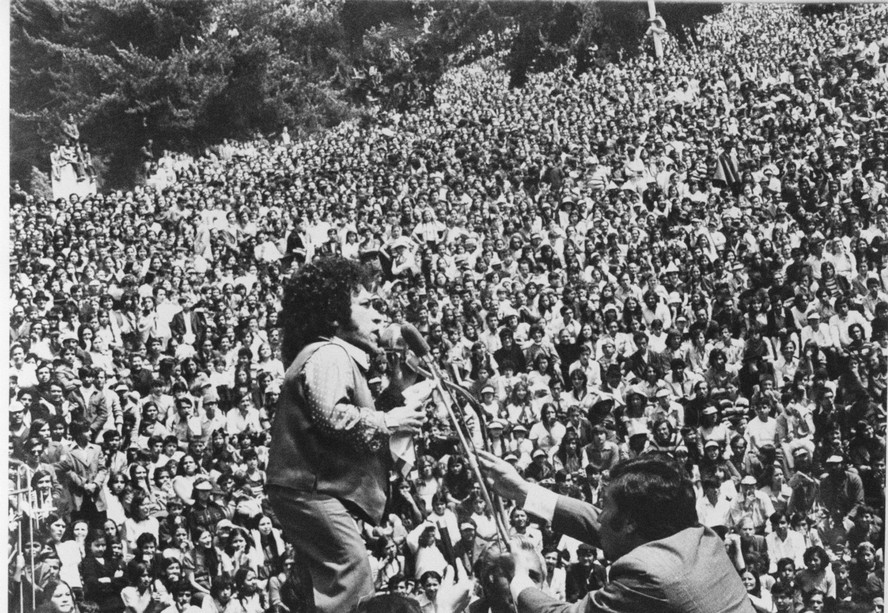 Foto do encarte do livro 'Tudo passará - a vida de Nelson Ned, o Pequeno Gigante da Canção', de André Barcinski - Nelson em show para 80 mil pessoas, em Bogotá, em 1979 ou 1980