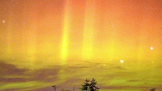 Aurora boreal alaranjada capturada em New Hampshire pela fotógrafa Gal Steinberg — Foto: Reprodução/Gal Steinberg