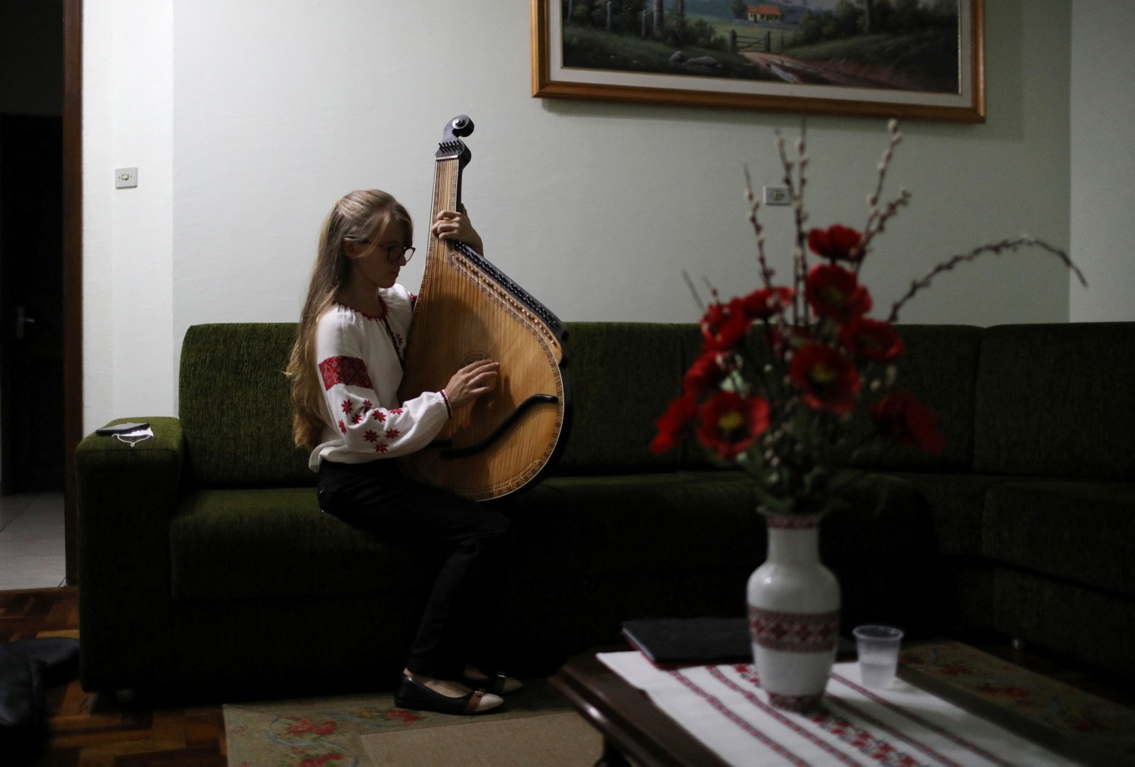 Katielly Aparecida Senkiv, 18 anos, descendente de ucranianos, toca Bandura, um instrumento típico ucraniano no Instituto Catequético Sagrado Coração de Jesus em PrudentópolisReuters