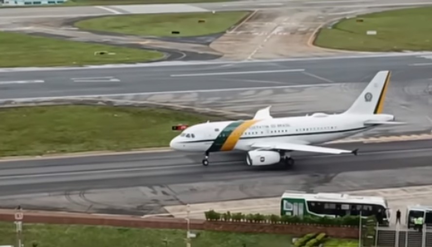 Avião presidencial dá meia volta após problema na decolagem
