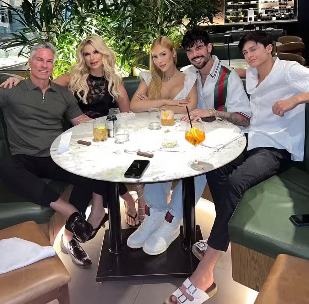 Luan Pereira com a família de Victória Miranda — Foto: Reprodução/Instagram