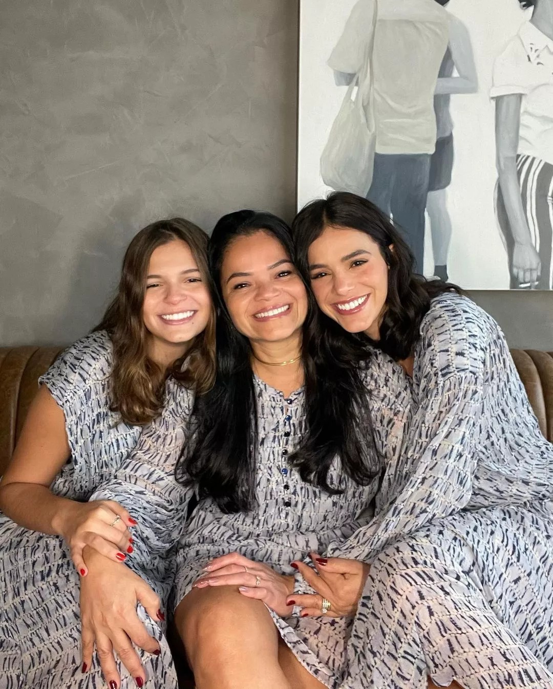 Bruna dança com irmã, Luana Marquezine, em viagem e tem beleza elogiada