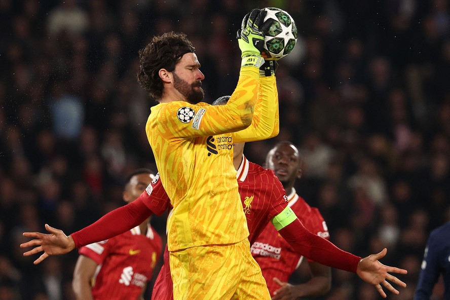 Após atuação contra o PSG, Alisson é eleito o jogador da semana na ...