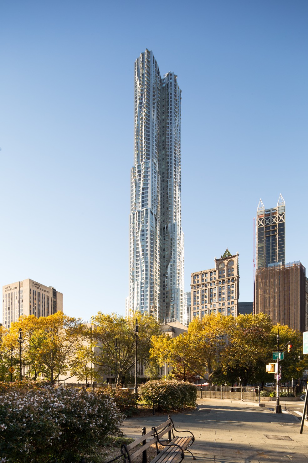 O primeiro arranha-céu de Frank Gehry, com 76 andares, ergue-se na parte baixa de Manhattan, em 2016 — Foto: Robert Deitchler/The New York Times